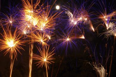 Grand feu d'artifice spectaculaire et colorée