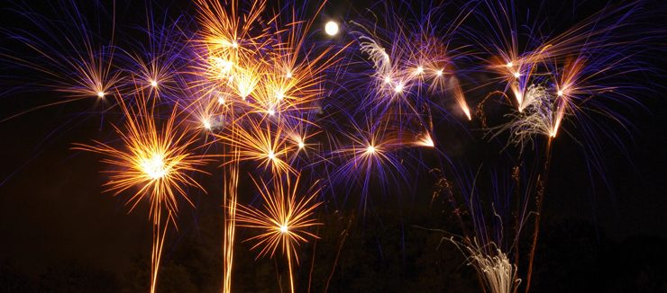 Grand feu d'artifice spectaculaire et colorée