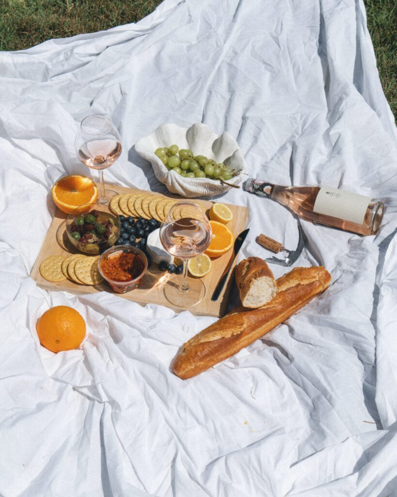 Pique nique avec du vin, des fruits, gâteaux apéro pour une saint-valentin en extérieur