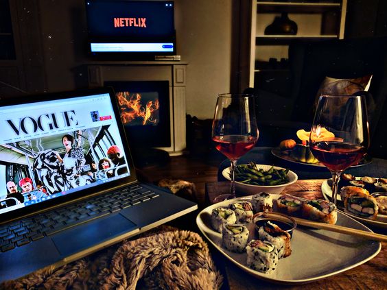 Soirée saint-valentin avec sushis avec vin et netflix